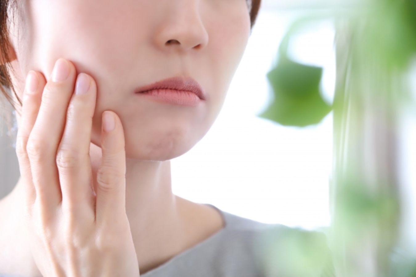しみやたるみに悩む女性の写真